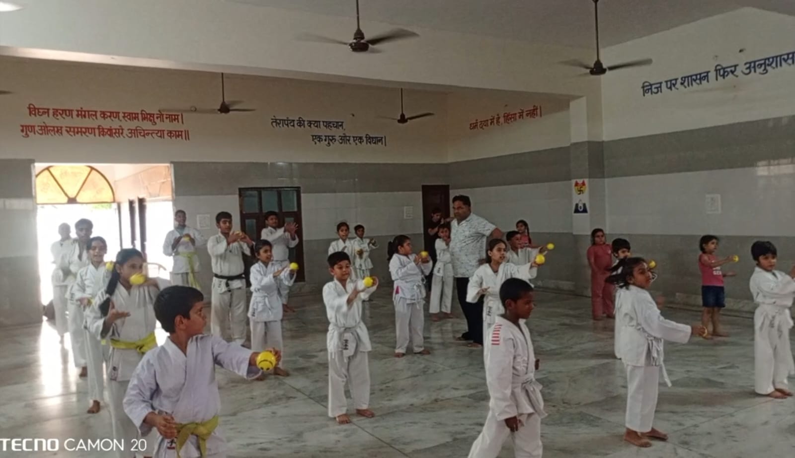 कराटे की निजी अकादमी में अभ्यास करते खिलाड़ी।