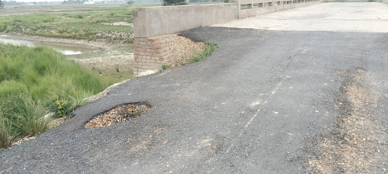 कैड़ा से तिलकनाथ बरूणा नदी के लघु सेतु के पास जर्जर सड़क। संवाद