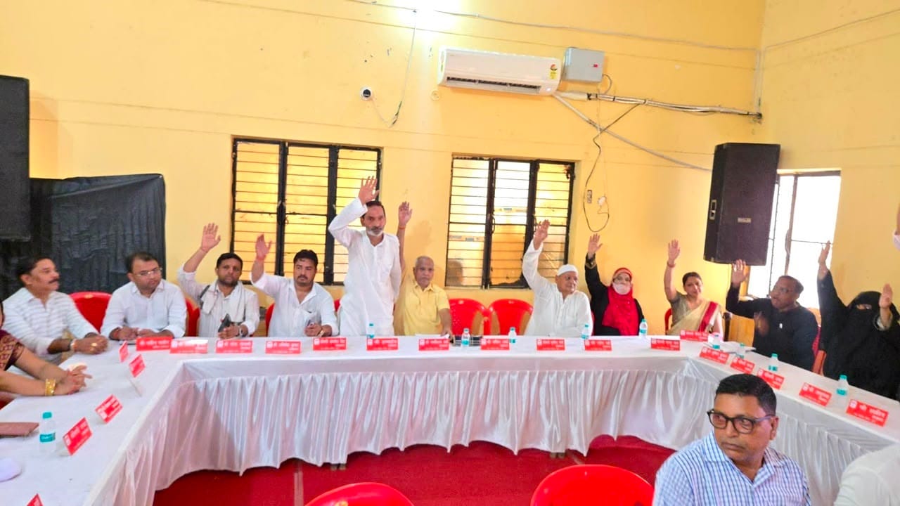 खुर्जा के जलकाल विभाग में नगर पालिका की ओर से आयोजित बोर्ड बैठक में प्रस्तावों पर सहमति देते सभ