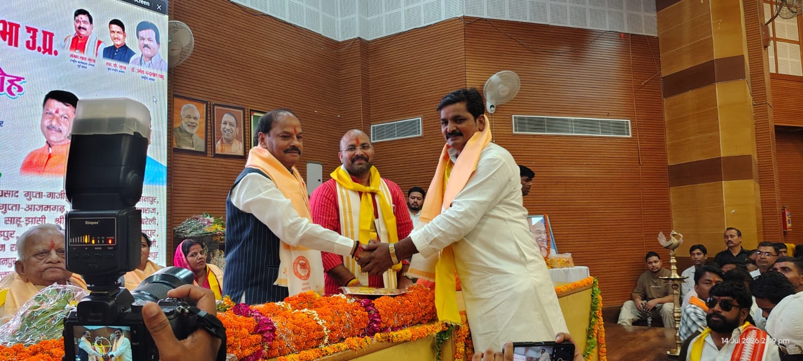लखनऊ में झारखंड के पूर्व मुख्यमंत्री रघुवर दास के हाथों सम्मानित होते ताइक्वाडो के अंतरराष्ट्री