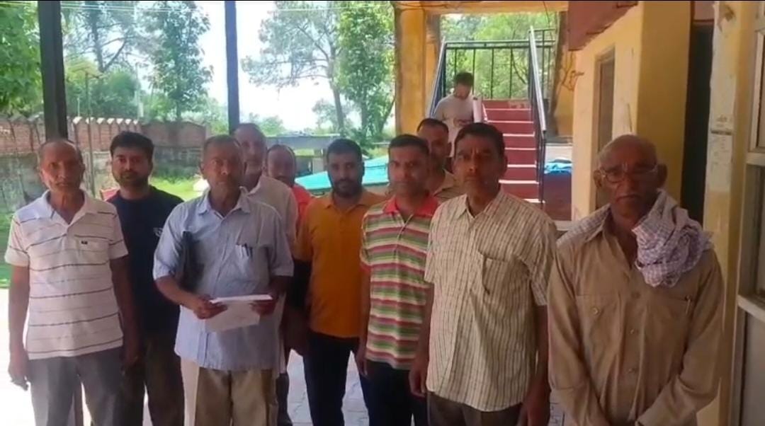 Villagers protest against the closure of the Mandwa road; submit a memorandum to the SDM.