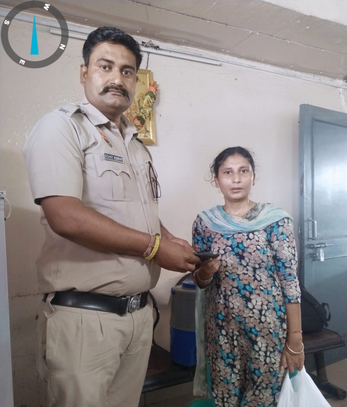 Home guard and station incharge returned purse full of money