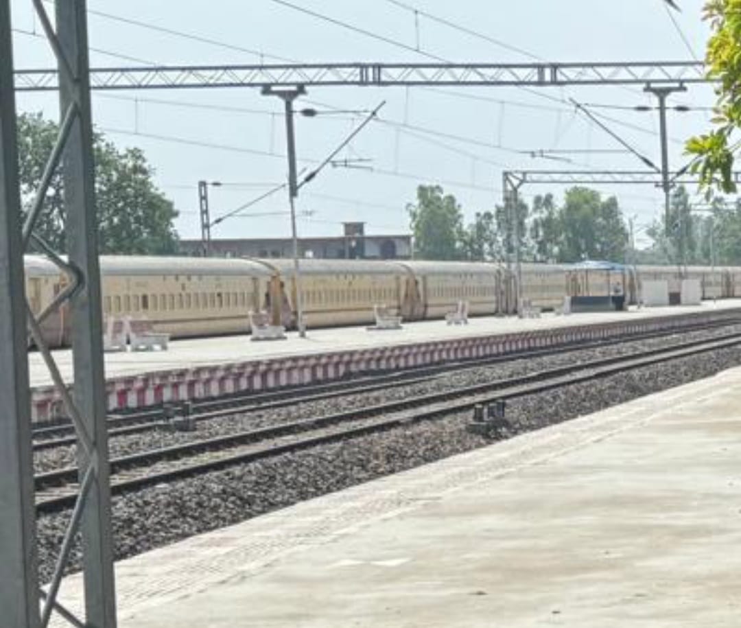 The shed on platform number two is short; passengers have to wait exposed to the sun and rain.