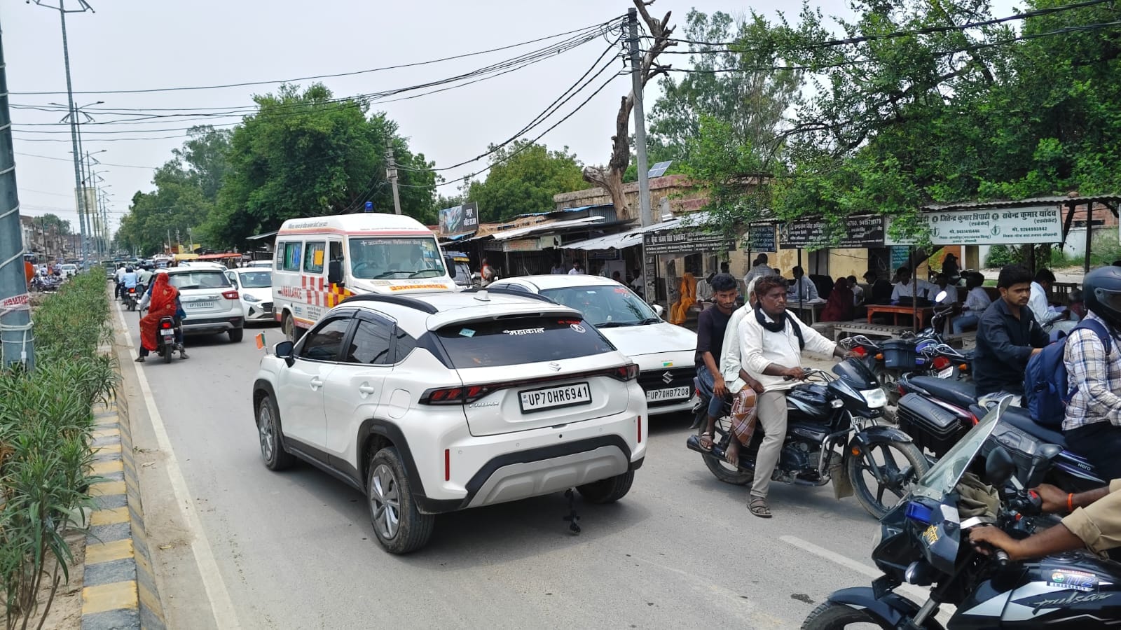 मंझनपुर तहसील के सामने लगे जाम के बीच फंसी एंबुलेंस की गाड़ी। संवाद