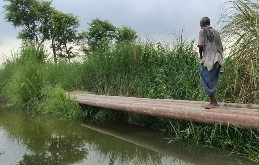 Receding Gandak water level brings relief, but water on roads adds to difficulties.