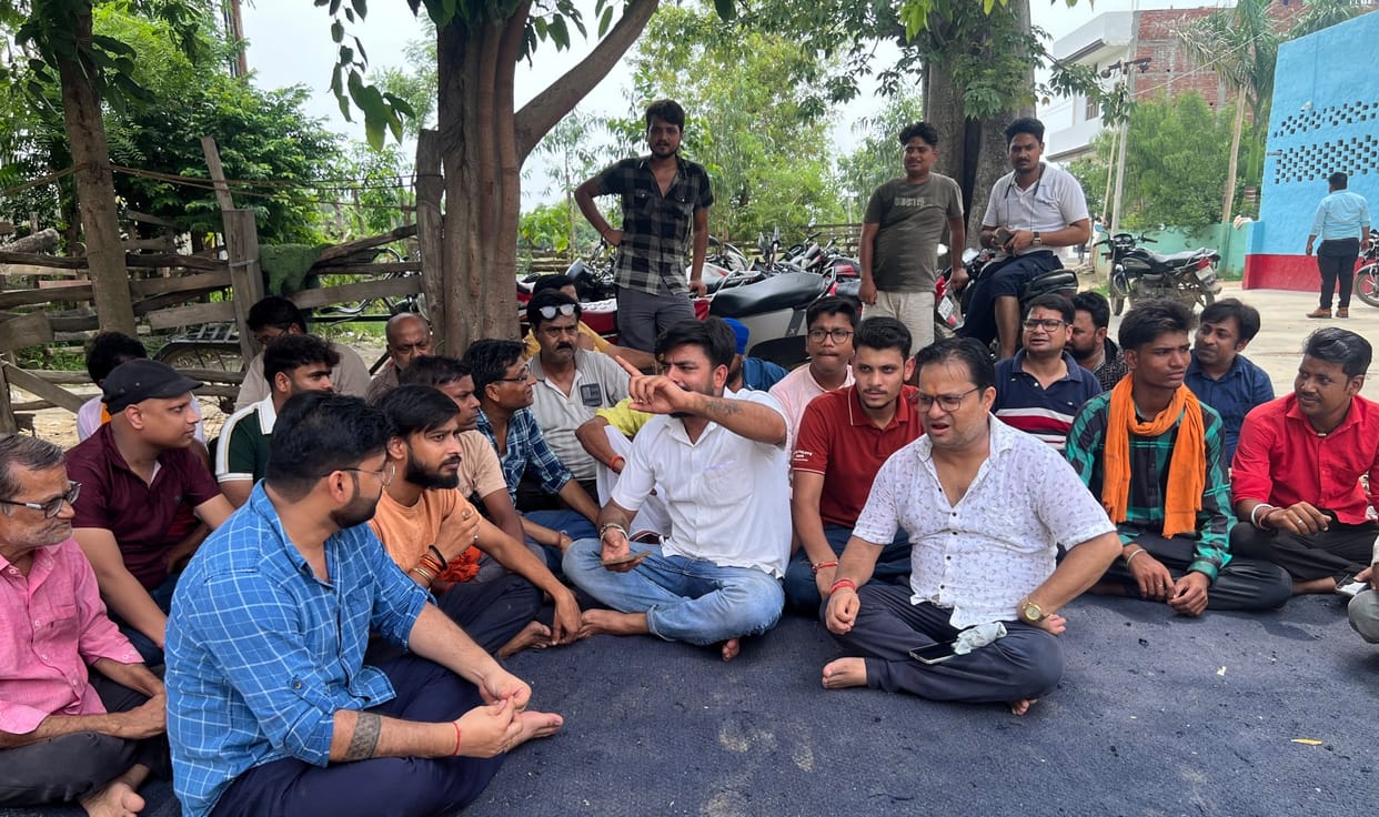 Traders surrounded the substation over rude behavior; the accused employee was dismissed, and colleagues brought power supply to a halt.