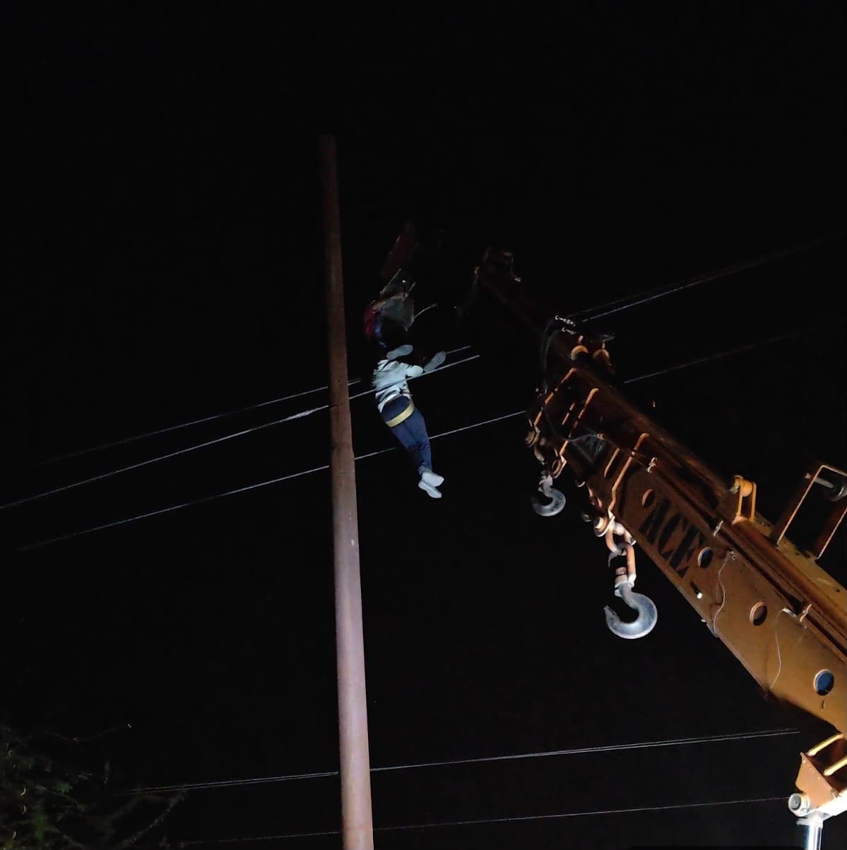 High-tension line breakdown amidst scorching heat; 50,000 people inconvenienced for four hours.
