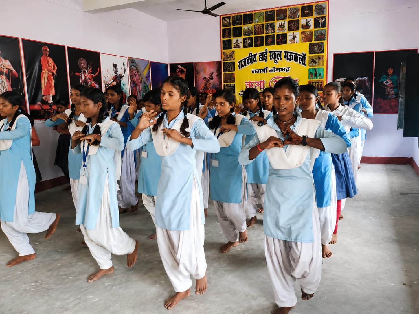 नगवां ब्लॉक के मऊकला राजकीय हाईस्कूल में कथक का अभ्यास करतीं छात्राएं। स्रोत संवाद।