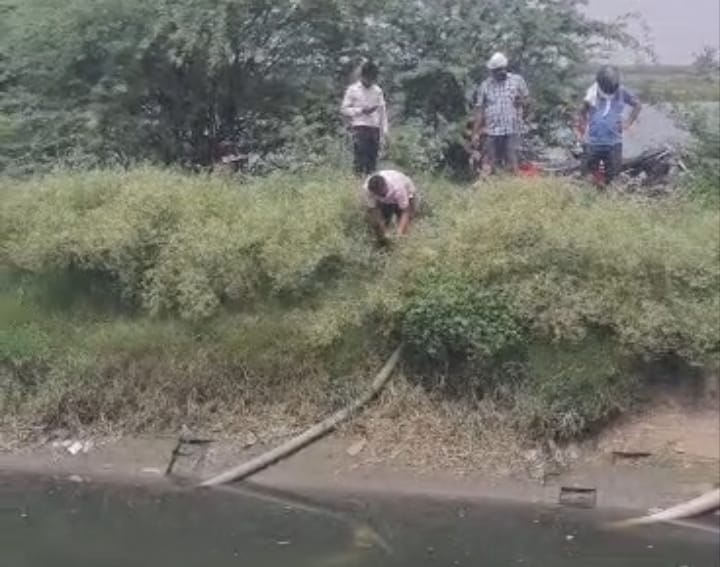 नहर में पानी चोरी के लिए डाले गए पाइपों को उखाड़ते सिंचाई विभाग के लोग। संवाद