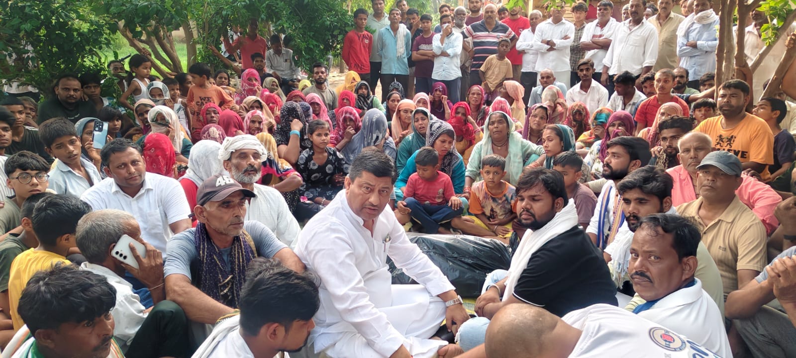 निरमाना बिजलीघर पर संविदाकर्मी के शव को रखकर धरने पर बैठे ग्रामीण : संवाद