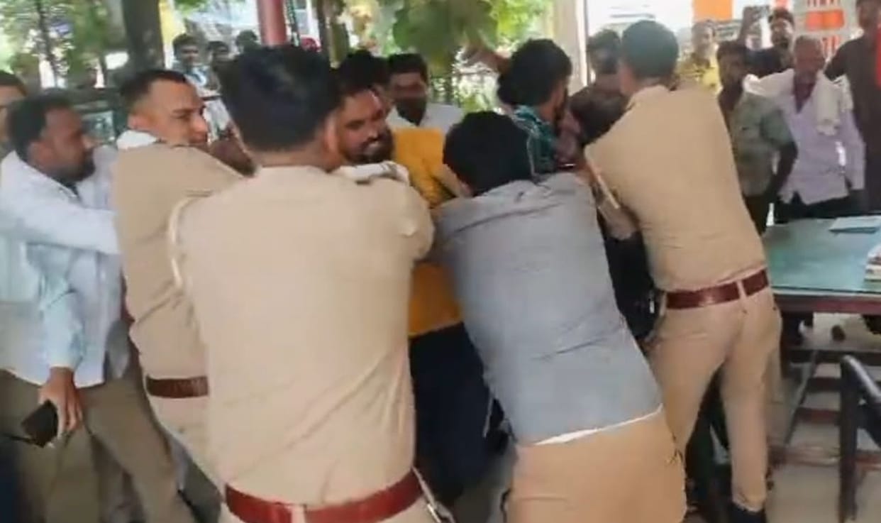 Kicks and punches exchanged at Nawada police outpost in the presence of the outpost in-charge; four taken into custody.