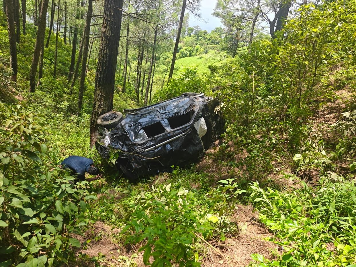 Car falls into 400-foot-deep gorge; couple and two children injured.