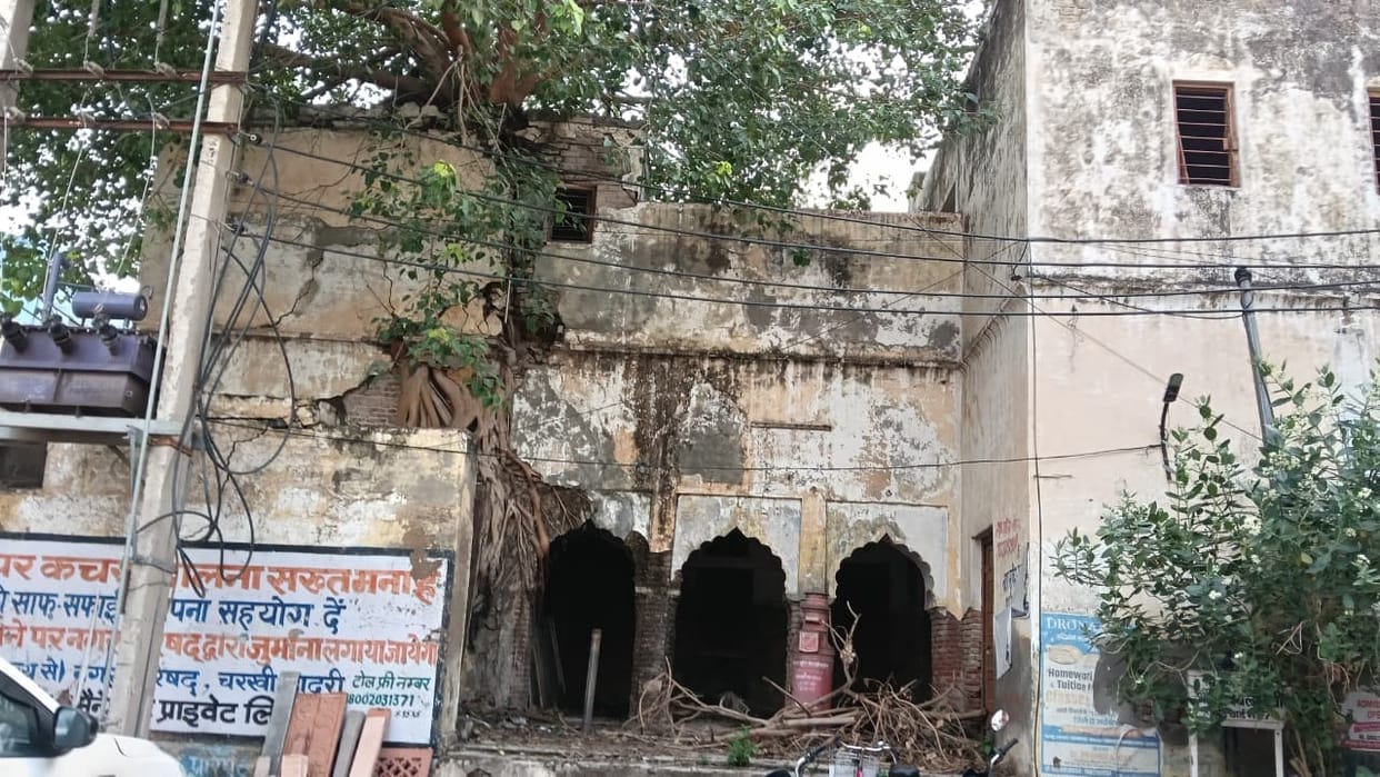 100-year-old post office poses a danger; threat of accident looms over the dilapidated building