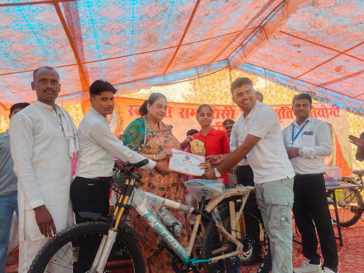 MLA Pakshalika honored the meritorious students.MLA Pakshalika honored the meritorious students.