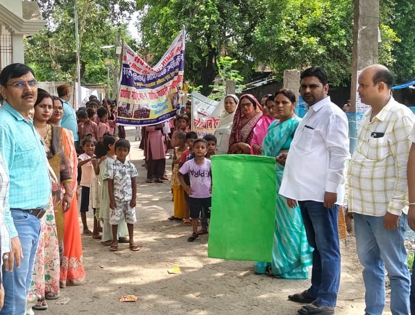 प्राथमिक विद्यालय गोठहुली से स्कूल चलो रैली को हरी झंडी दिखाकर रवाना करते अतिथि। आयोजक