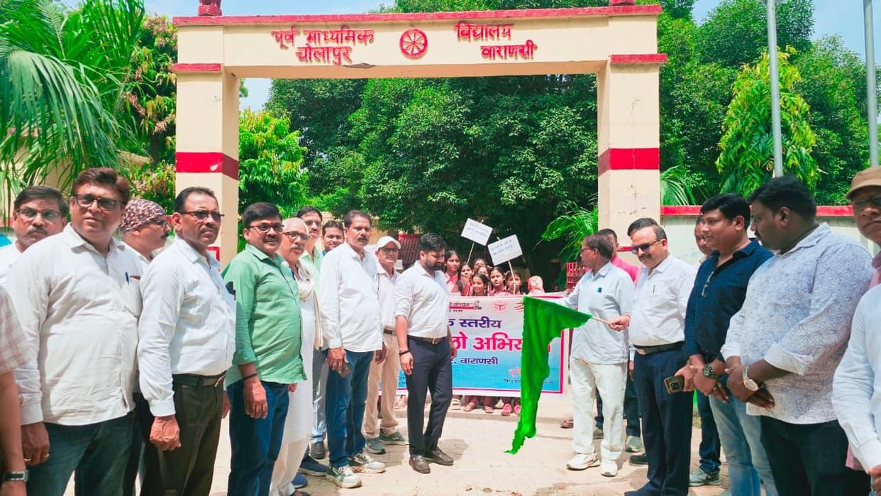 'School Chalo Abhiyan' rally held in Cholapur; headmasters of 10 schools felicitated