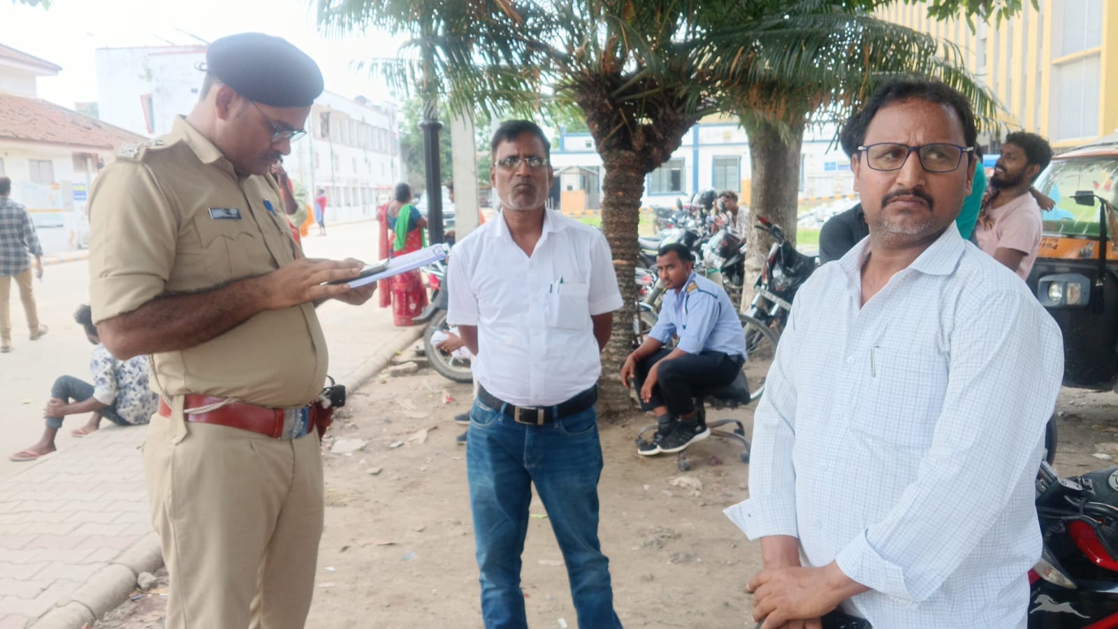 पोस्टमार्टम कराने पहुंचे परिजन और पुलिस