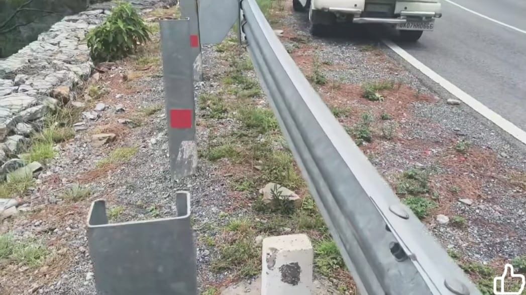 Crash barrier plates stolen; risk of accidents on NH-707 increases.