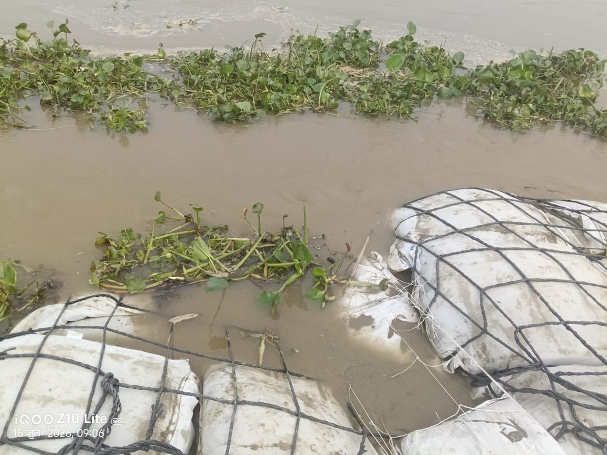 Ramganga water level rising for two days; villagers in riverside areas fearful.