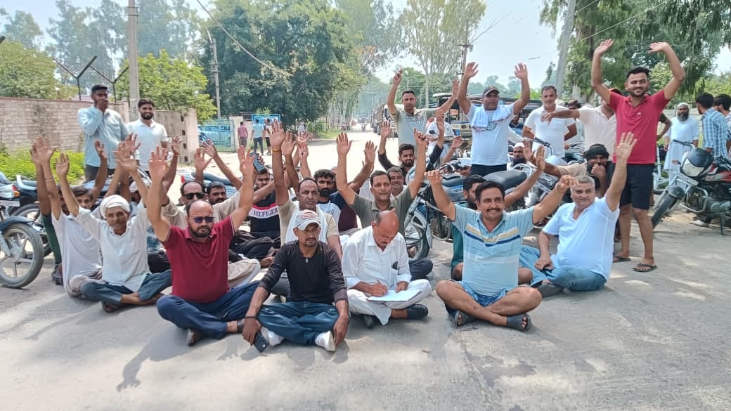Yamuna Nagar News: बिजली कटौती से नाराज किसानों ने निगम कार्यालय के बाहर लगाया जाम