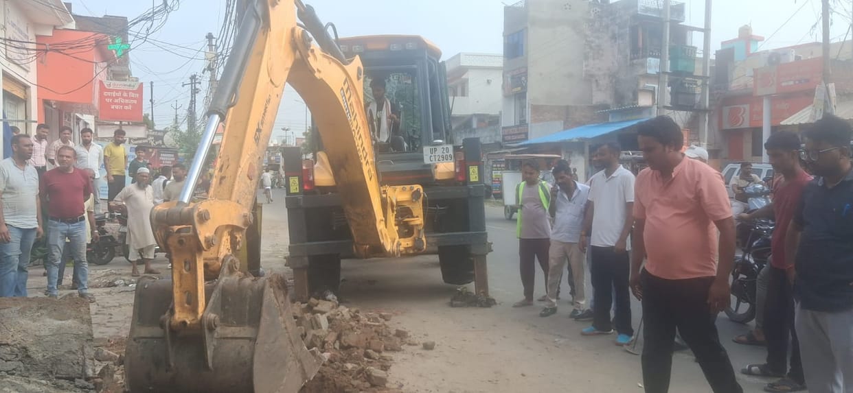 Anti-encroachment drive carried out on the main road in Syohara, blocks removed from drains
