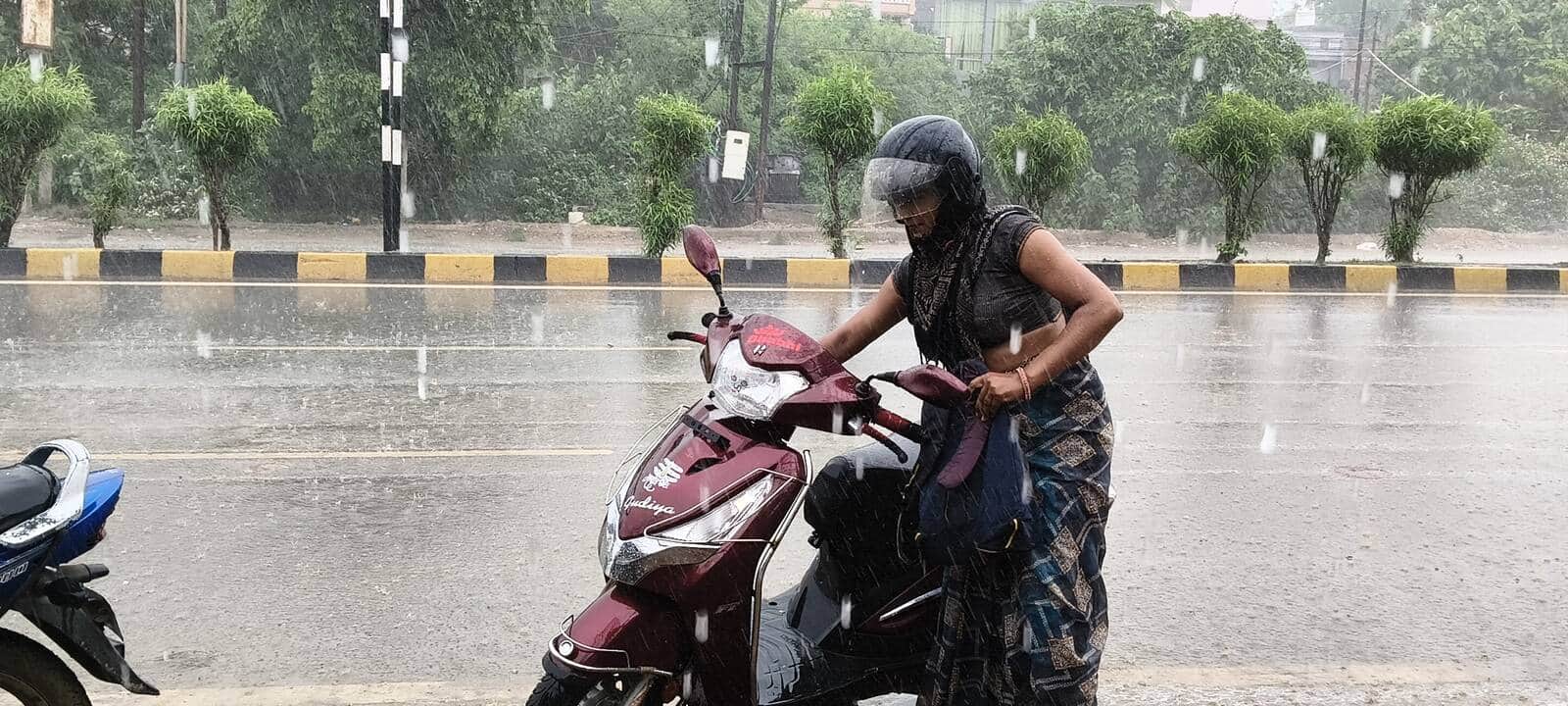 शक्तिनगर- वाराणसी राजमार्ग छपका में हल्की बारिश का नजारा। संवाद