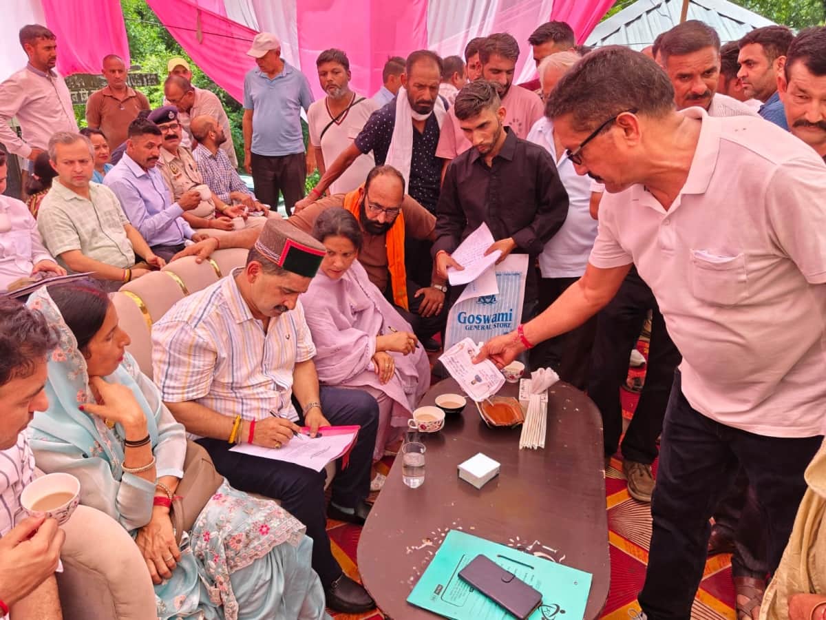 शाहपुर के क्यारी में लोगों की समस्याएं सुनते हुए विधायक केवल सिंह पठानिया। स्रोत: जागरूक पाठक