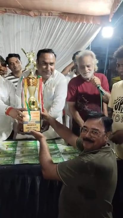 शहर के किला स्थित बुध बाजार में क्रिकेट के फाइनल मुकाबले के बाद विजेता टीम को ट्रॉफी देते अति