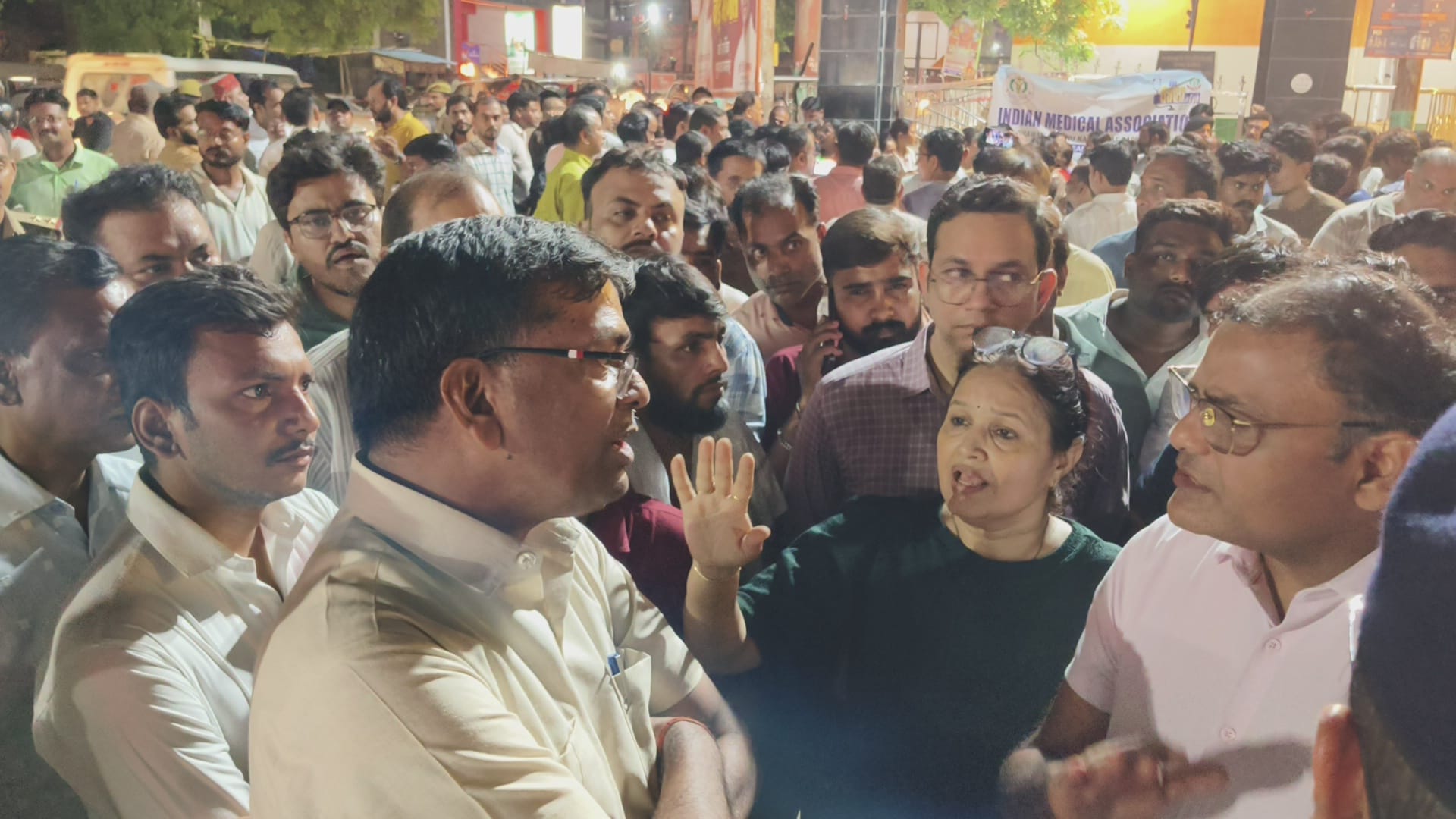 शहीद चौक के सामने धरना के दौरान सिटी मजिस्ट्रेट और आईएमए के पदाधिकारी के बीच होती बहस।