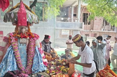 Having played the divine game, the divine child Maheshwar returned to the temple.