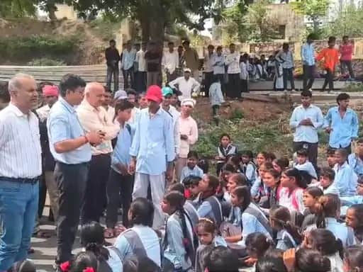 तालाबंदी की सूचना पर नवलश्याम स्कूल पहुंचे शिक्षा अधिकारी।