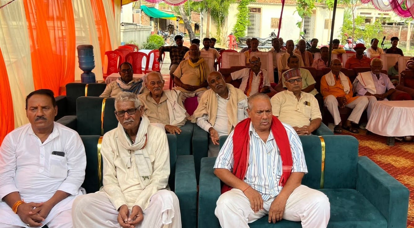 तुलापुर बहादुरान में  श्रीमद्भागवत कथा सुनते श्रद्धालु। स्रोत आयोजक