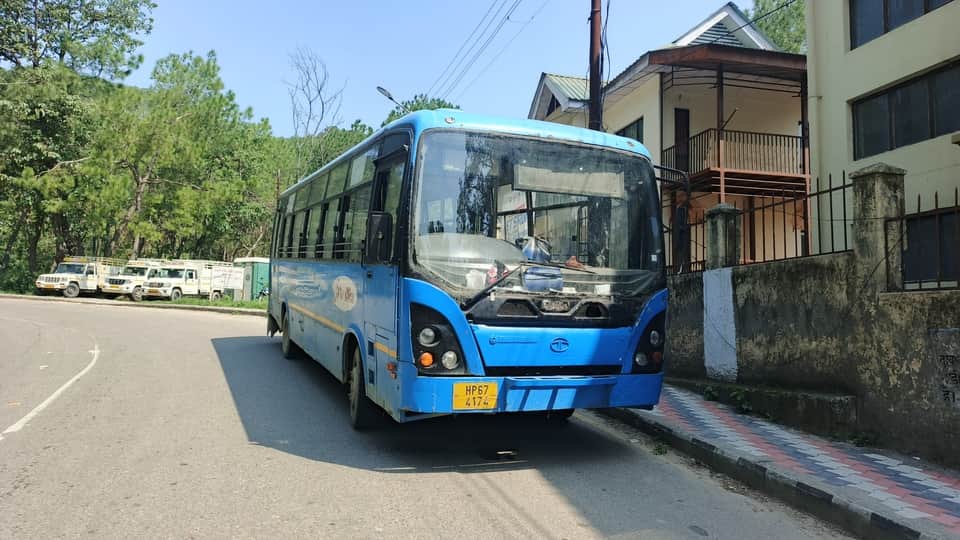 The bus broke down before reaching Hamirpur, passengers reached the bus stand on foot.