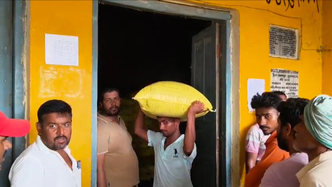222 bags of urea distributed amidst jostling and shoving.