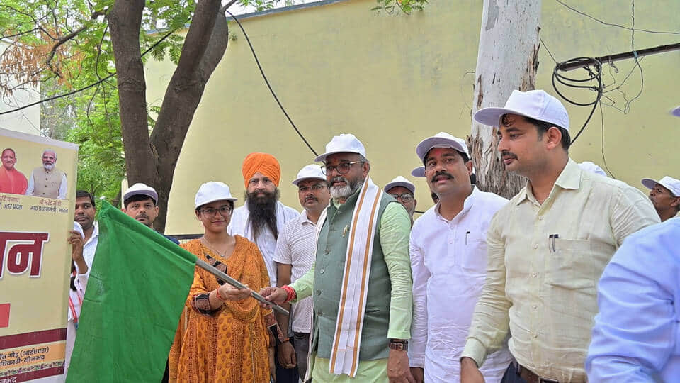 उरमौरा डायट परिसर में स्कूल चलों अभियान जागरूकता रैली को हरी झंडी दिखाकर रवाना करते विधायक भूप