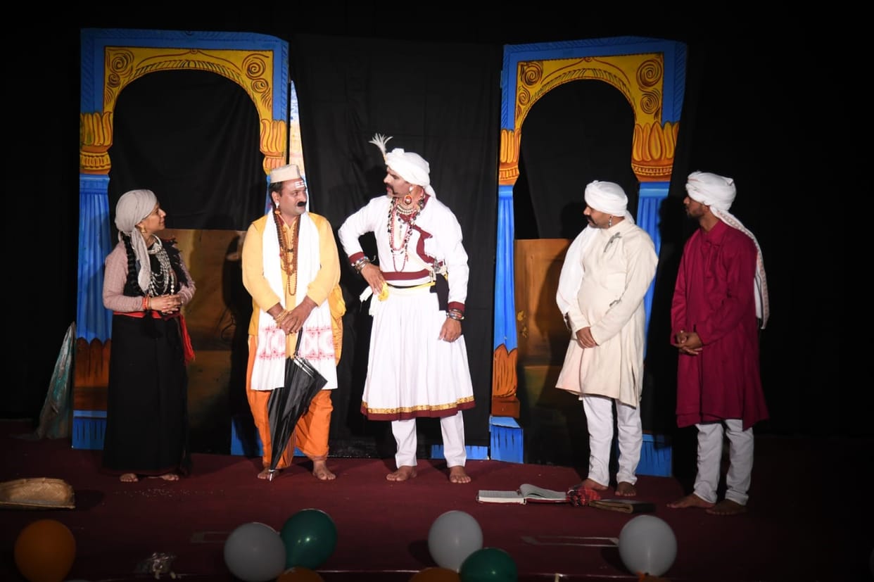 Artists presented a lively performance of the play 'Veerbhad Jeetu Bagadwal'.