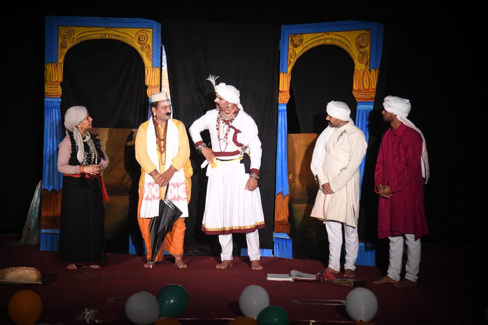उत्तरकाशी में वीरभड़ जीतू बगढ़वाल नाटक की प्रस्तुति देते संवेदना समूह के कलाकार। संवाद