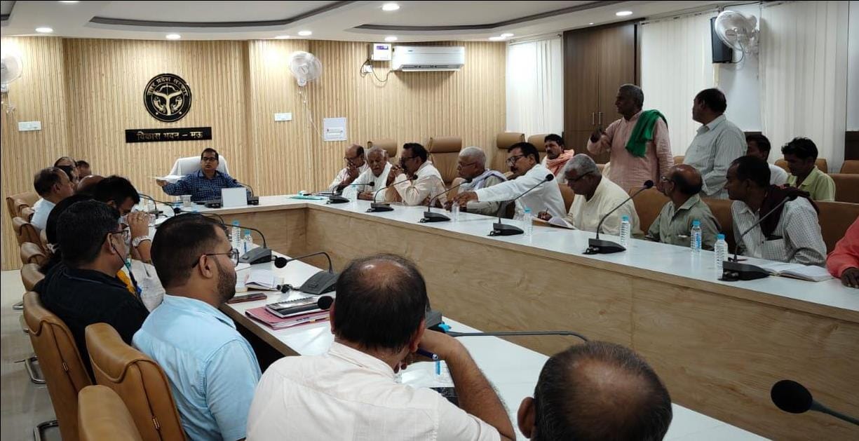 विकास भवन सभागार में आयोजित किसान दिवस पर कार्यक्रम में किसानों की समस्या को बताते देव प्रकाश र
