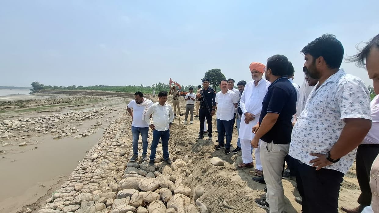 Cabinet Minister inspects Yamuna embankments, orders completion of work.