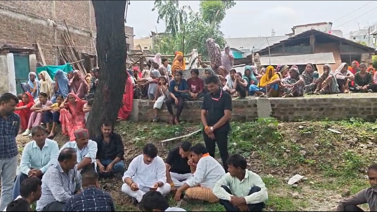 10 वर्षीय किशोर की हत्या से गम का माहौल, मौके पर मौजूद स्थानीय लोग व परिजन।