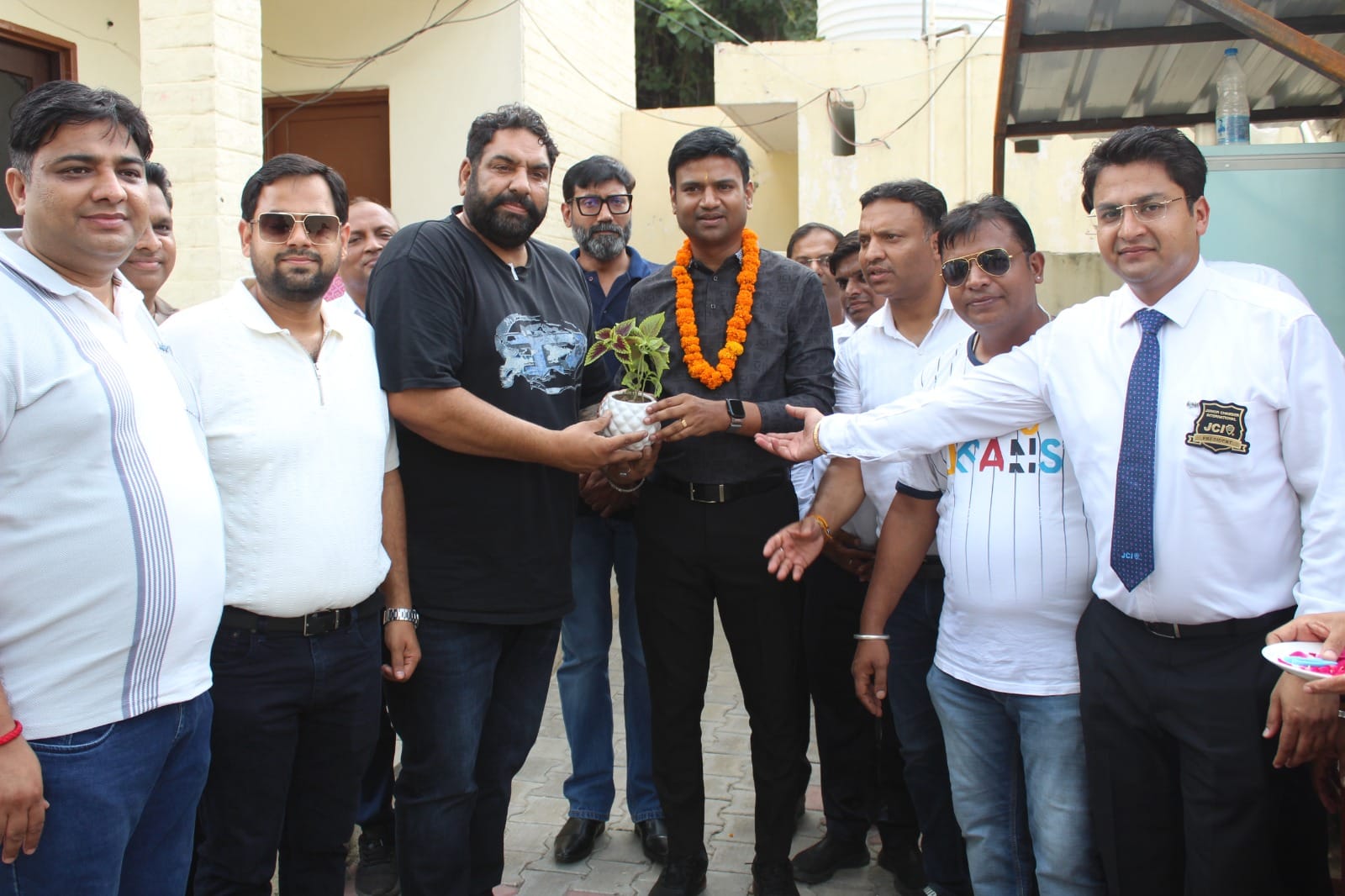 आरओ युक्त वाटर कूलर को जनता समर्पित करते जेसीआई कैथल स्टार के सदस्य व राष्ट्रीय अध्यक्ष। विज्ञ