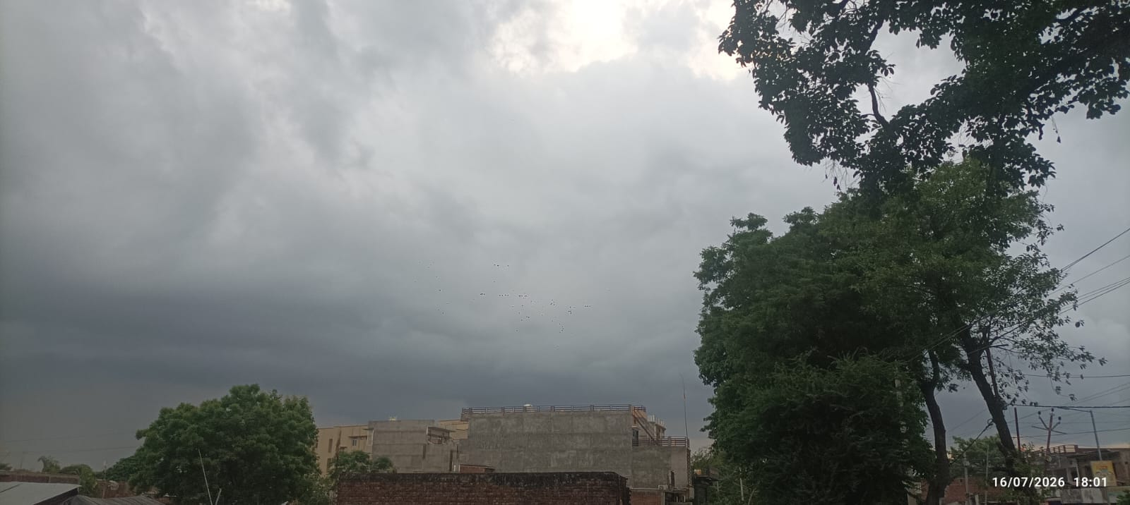 आसमान में छाए बादल।