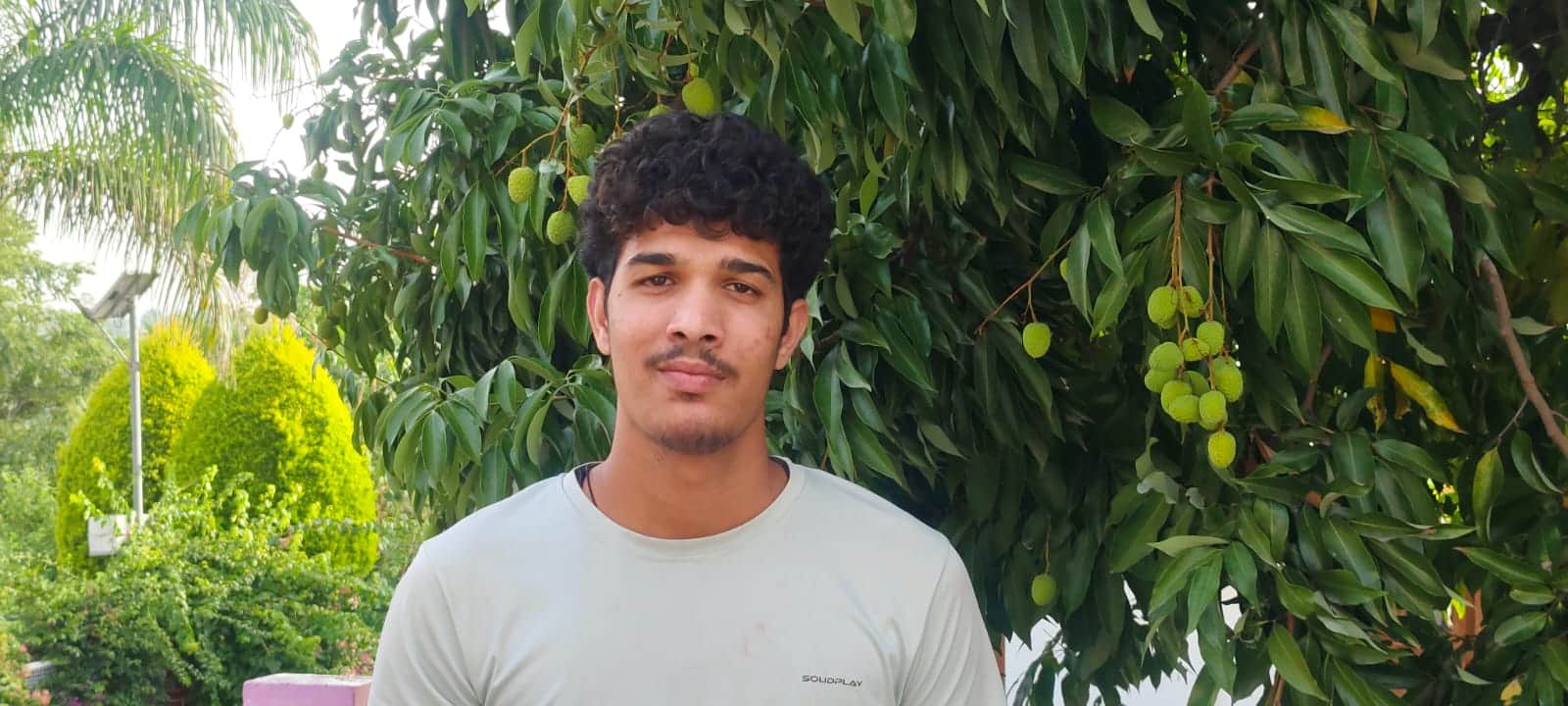 अभीष डोगरा, युवा
