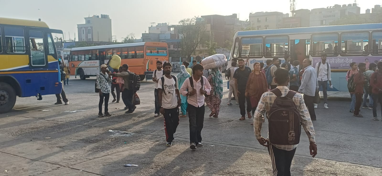 अंबाला छावनी बस अड्डे पर इलेक्ट्रिक बसों की इंतजार में परेशान होते यात्री। संवाद