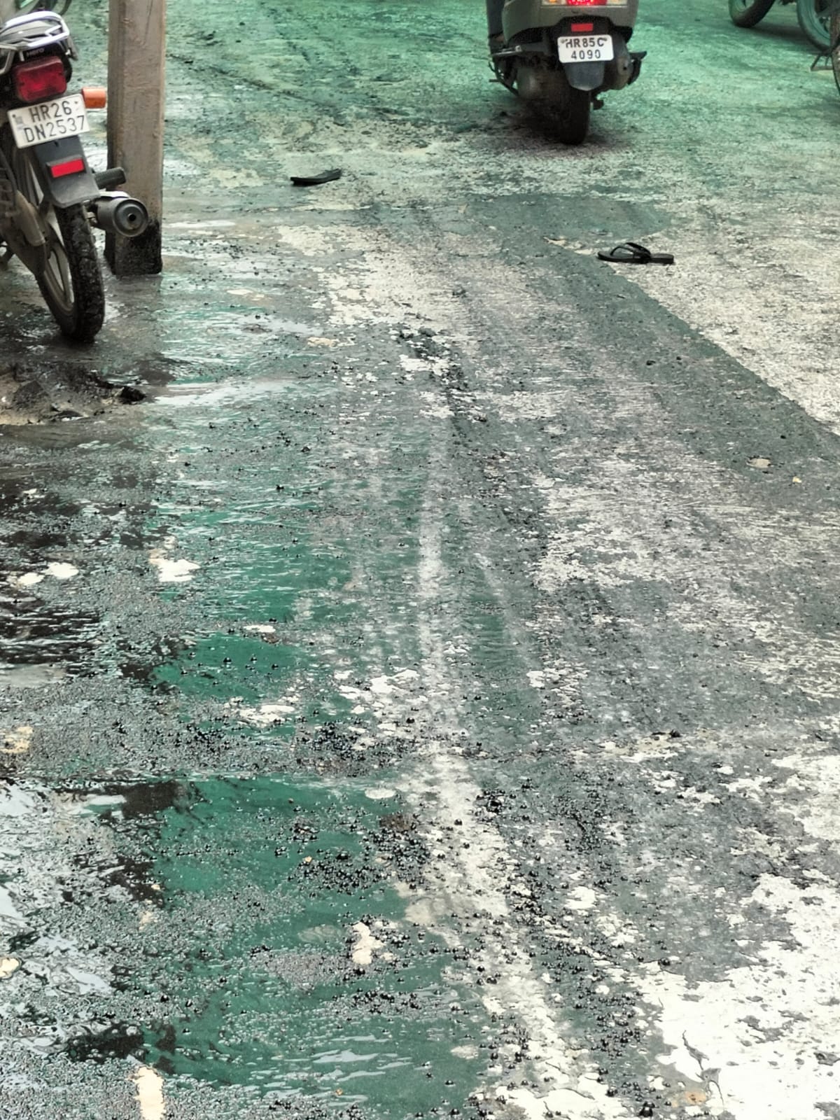 अंबाला छावनी में दयालबाग चौक से बब्याल जाने वाली कंक्रीट की सड़क पर बिछाई गई तारकोल। स्थानीय नि