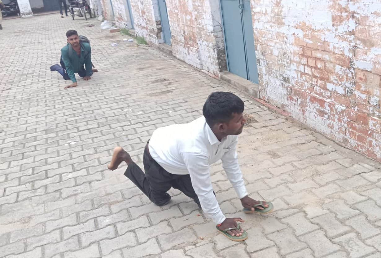 अफीम कोठी में आयोजित मोबाइल कोर्ट में जमीन पर घिसटते हुए जाते दिव्यांग। संवाद