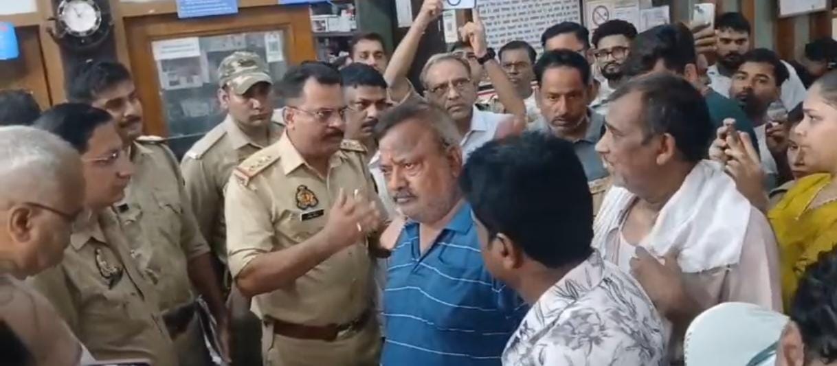 अस्पताल में हंगामा करते लोगों को समझाते कोतवाल। संवाद