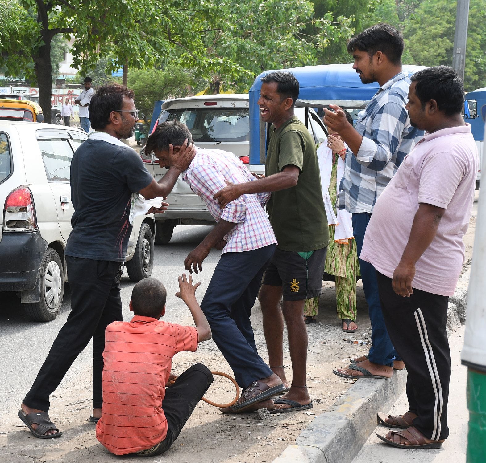 अयोध्या रोड पर सवारी को लेकर हुएविवाद में भिड़ते ऑटो चालक। 