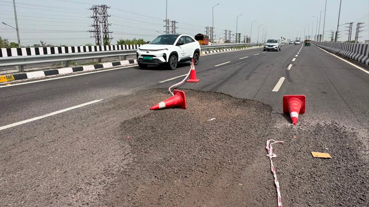 बघौला फ्लाईओवर पर उखड़ी सड़क। संवाद