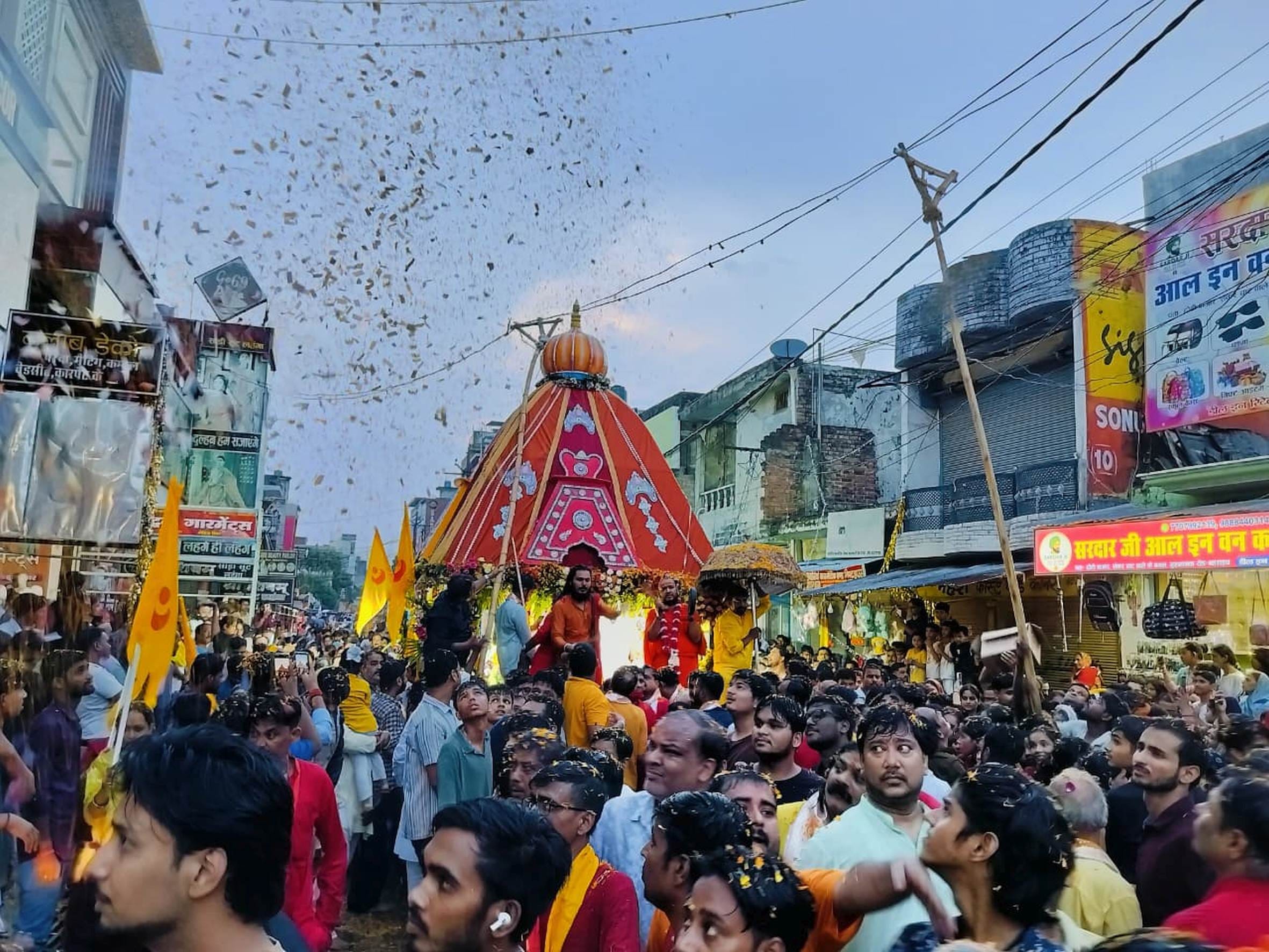 भगवान जगन्नाथ की रथयात्रा में उमड़ी श्रद्धालुओं की भीड़ व सजा रथ। 